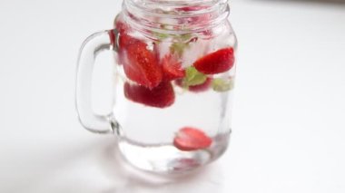 Çilekli yaz içkisi. Taze. Beyaz bir arkaplanda yakın plan.