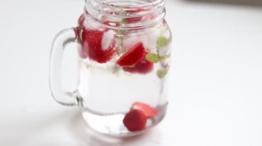 Çilekli yaz içkisi. Taze. Beyaz bir arkaplanda yakın plan.