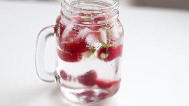 Çilekli yaz içkisi. Taze. Beyaz bir arkaplanda yakın plan.