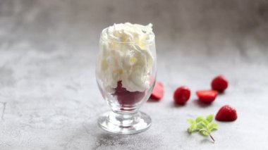 Krem şantili çilekli tatlı. Lezzetli yaz tatlıları