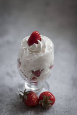 Krem şantili çilekli tatlı. Yaz lezzetli, tatlı tatlı tatlı.