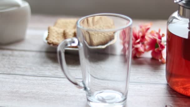 Verter Frutas Una Taza Transparente Fondo Hay Galletas Tazón Azúcar — Vídeo de stock