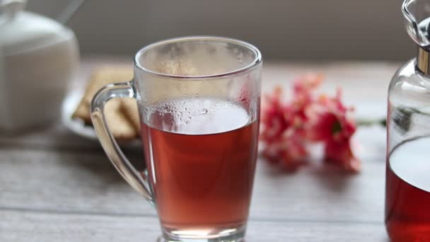 Verter Frutas Una Taza Transparente Fondo Hay Galletas Tazón Azúcar — Vídeo de stock