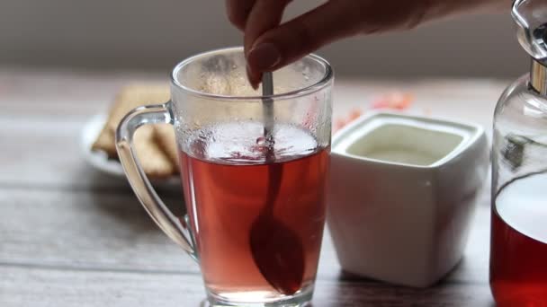 Verter Frutas Una Taza Transparente Fondo Hay Galletas Tazón Azúcar — Vídeos de Stock