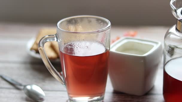 Pouring Fruit Tea Transparent Cup Background Cookies Sugar Bowl — 图库视频影像