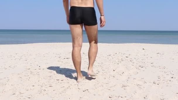 Ein Junges Paar Läuft Strand Entlang Sommer Wenn Warm Ist — Stockvideo
