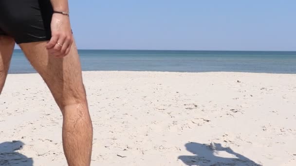 Een Jong Stel Loopt Langs Het Strand Zomer Als Het — Stockvideo