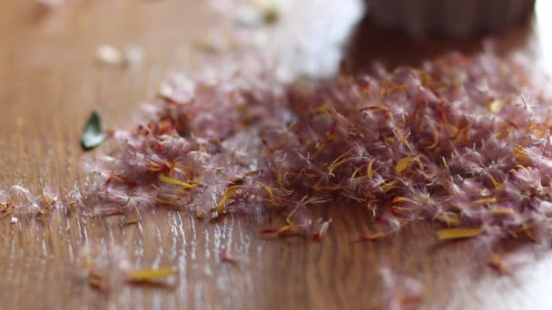 Frische Und Getrocknete Blumen Sie Stehen Auf Einem Holztisch Und — Stockvideo