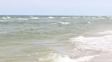 Denizde fırtına. Açık yaz günü.