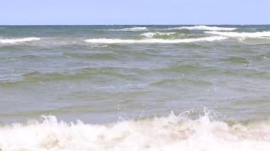 Denizde fırtına. Açık yaz günü.