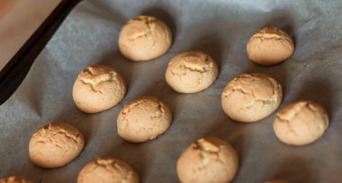 Masada lezzetli hamur işleri var. Beyaz kağıtta yatıyor..