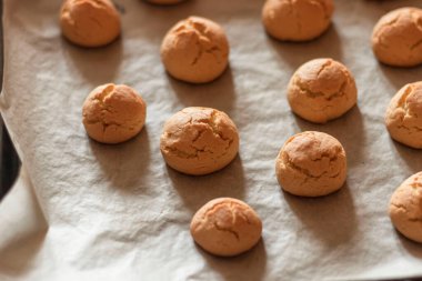 Masada lezzetli hamur işleri var. Beyaz kağıtta yatıyor..