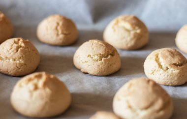 Masada lezzetli hamur işleri var. Beyaz kağıtta yatıyor..