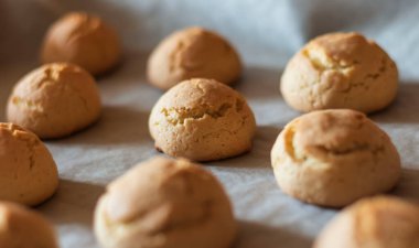 Masada lezzetli hamur işleri var. Beyaz kağıtta yatıyor..