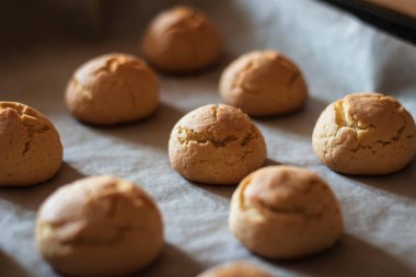 Masada lezzetli hamur işleri var. Beyaz kağıtta yatıyor..