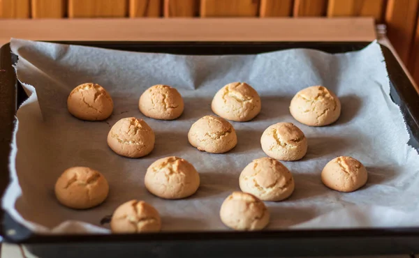 Deliziosi Dolci Sul Tavolo Bugie Carta Bianca — Foto Stock