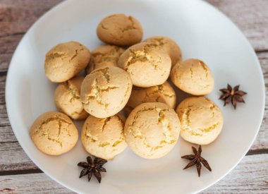 Masada bir kase lezzetli kurabiye var..