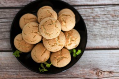 Masada bir kase lezzetli kurabiye var..