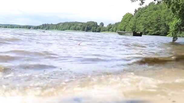 Ondas Lago Barco Amarrado Água Lago Não Calma — Vídeo de Stock