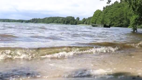 Ondas Lago Barco Amarrado Água Lago Não Calma — Vídeo de Stock