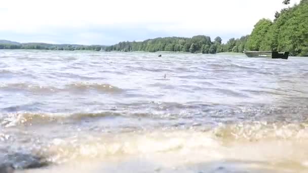 Olas Lago Hay Barco Atado Agua Lago Tranquila — Vídeo de stock