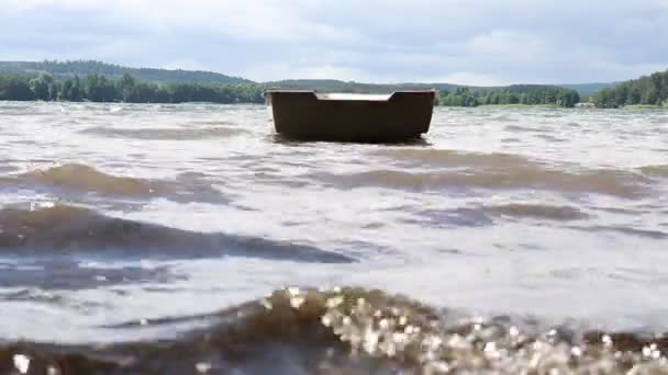 湖上的波浪 有一条绑着的船 湖中的水不平静 — 图库视频影像
