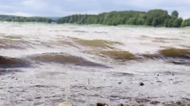 湖の波 タイボートがあります 湖の水は穏やかじゃない — ストック動画