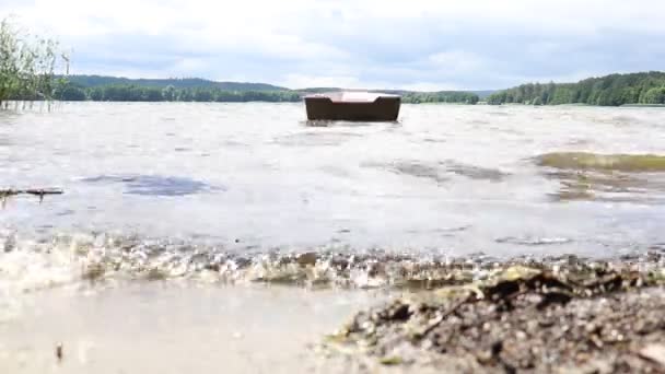湖上的波浪 有一条绑着的船 湖中的水不平静 — 图库视频影像