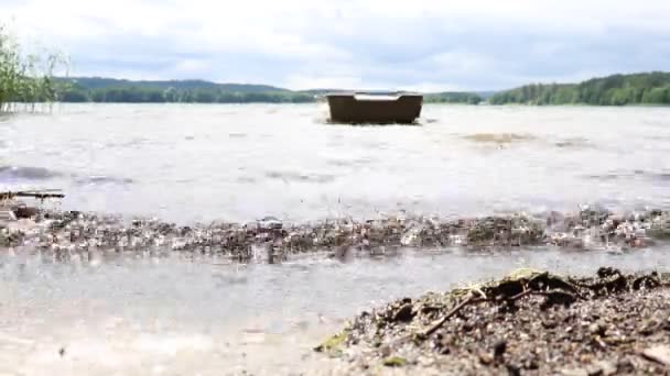 Des Vagues Sur Lac Bateau Attaché Eau Dans Lac Est — Video