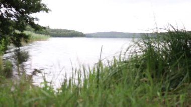 Güzel ve büyük bir göl manzarası. Gölün etrafında güzel bir park var.