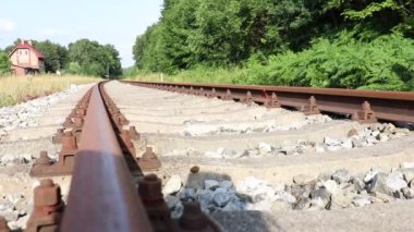 Parktaki demiryolu. Her yerde yeşil ağaçlar var. Ve sokaklar yaz..