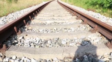 Parktaki demiryolu. Her yerde yeşil ağaçlar var. Ve sokaklar yaz..