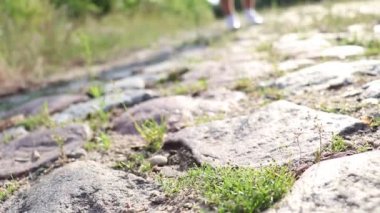 Taş bir platformda, bir adam yol boyunca yürür..