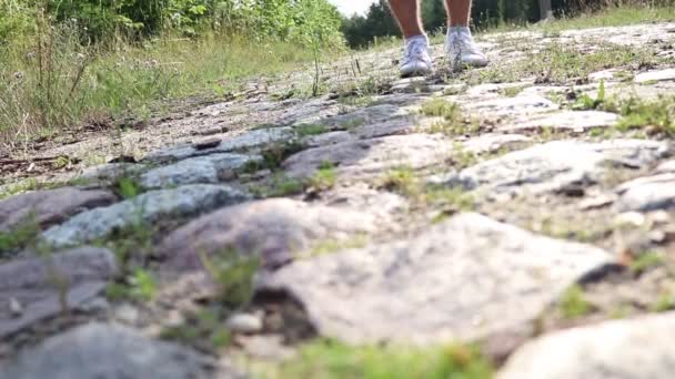 石のプラットフォームでは 男は道に沿って歩く — ストック動画