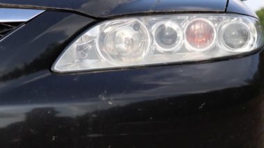 Arabalar farları açıp kapatır..