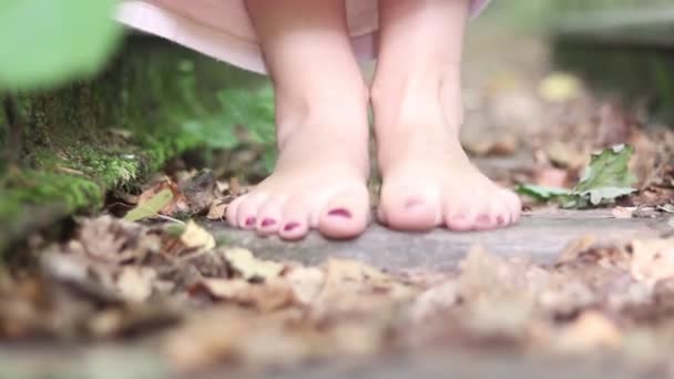 Uma Jovem Caminha Descalça Caminho Ferro Tempo Verão Redor Floresta — Vídeo de Stock