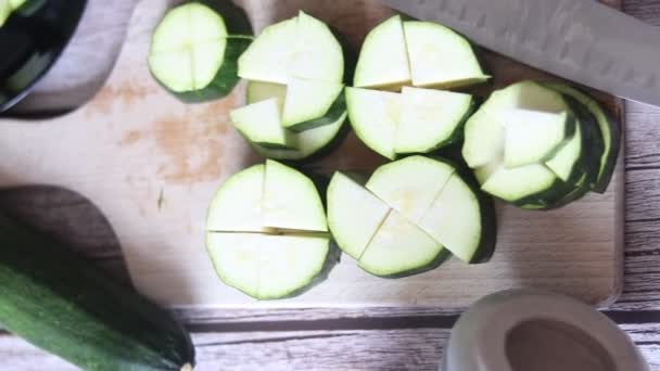 Manos Masculinas Cortando Calabacín Con Cuchillo Una Tabla Cortar Madera — Vídeos de Stock