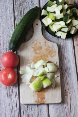 Erkek eller sebze kesiyor. Mutfakta yemek pişirmek..