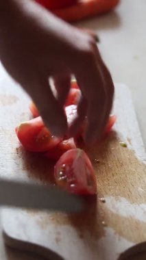 Erkek eller sebze kesiyor. Mutfakta yemek pişirmek..