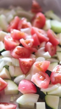 Erkek eller sebze kesiyor. Mutfakta yemek pişirmek..