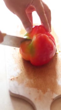 Erkek eller sebze kesiyor. Mutfakta yemek pişirmek..