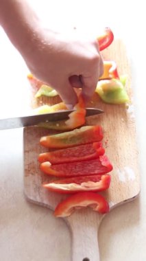 Erkek eller sebze kesiyor. Mutfakta yemek pişirmek..