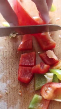 Erkek eller sebze kesiyor. Mutfakta yemek pişirmek..