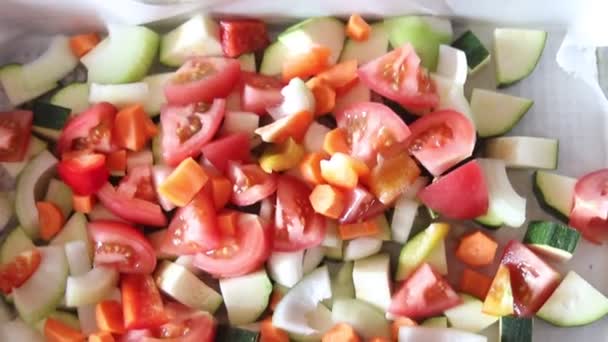 Mãos Masculinas Estão Cortar Vegetais Cozinhar Cozinha — Vídeo de Stock