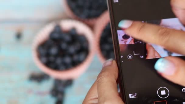 Blaubeeren Auf Dem Tisch Beeren Kleinen Schalen Und Glas — Stockvideo