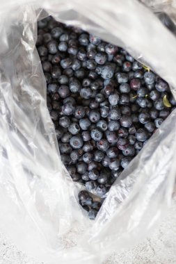 Masada yabanmersini var. Kavanozda ve kasede meyveler..