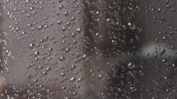 Dešťové Kapky Sklo Okno Deštivého Dne Ztlumit Sklenici Velkými Kapkami — Stock video