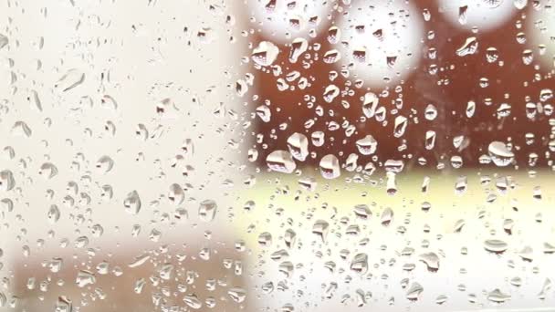 Gotas Lluvia Sobre Vidrio Ventana Día Lluvioso Humedezca Vaso Con — Vídeos de Stock