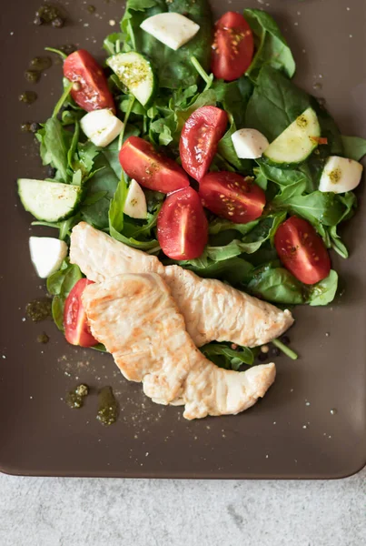 Salad Spinach Leaves Arugula Cherry Tomatoes Mozzarella Pieces Meat Diet — Stock Photo, Image