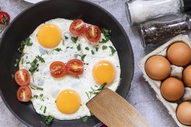 Kızartma tavasında yumurta. Beton gri arka planda. Tabakta.